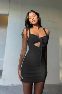 Vestito Donna Aderente Corto Scollo Cut Out Fascia Bretelle -Lindavi Negozio WhatsApp Image 2022 02 25 at 08.35.01